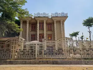 3 Storey Office Complex With About 41 Ensuite Offices