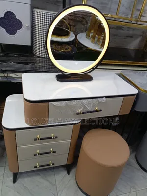 Quality Bedroom Dressing Set Wit Mirror Light