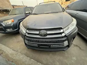 Toyota Highlander XLE 4x4 V6 (3.5L 6cyl 8A) 2017 Gray