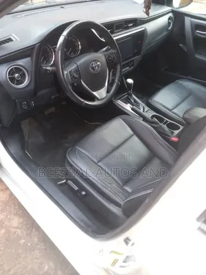 Toyota Corolla XLE (1.8L 4cyl 2A) 2018 White