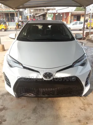 Toyota Corolla XLE (1.8L 4cyl 2A) 2018 White
