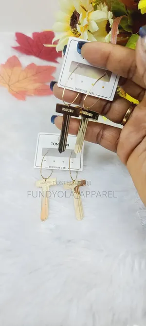 T Gold Curve Earring