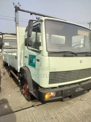Mercedes Benz 814 Truck Six Tyres