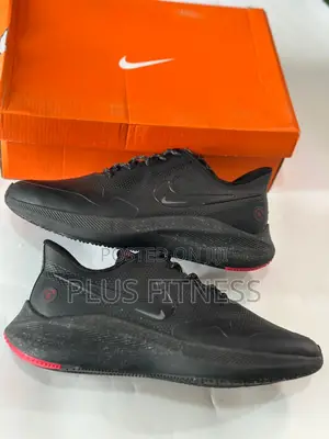 Nike Zoom Winflo 8 Shield Sneaker