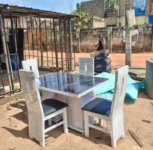 4 Seaters Dinning With Glass Table