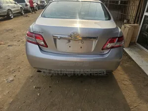 Toyota Camry XLE V6 4dr Sedan (3.5L 6cyl 6A) 2011 Silver