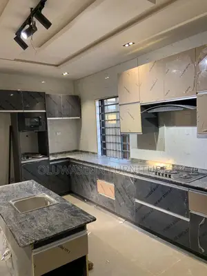 Luxury Kitchen Cabinet and Highland With Quality Materials