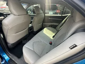 Toyota Camry SE FWD (2.5L 4cyl 8AM) 2018 Blue