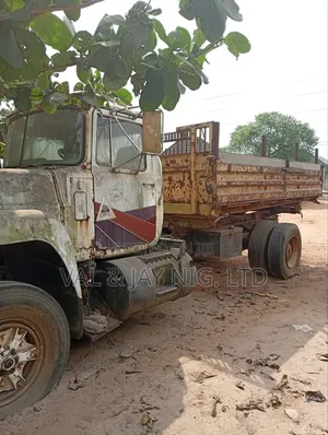 Mack R MODEL 6 Tyres Tipper Truck - Company Use