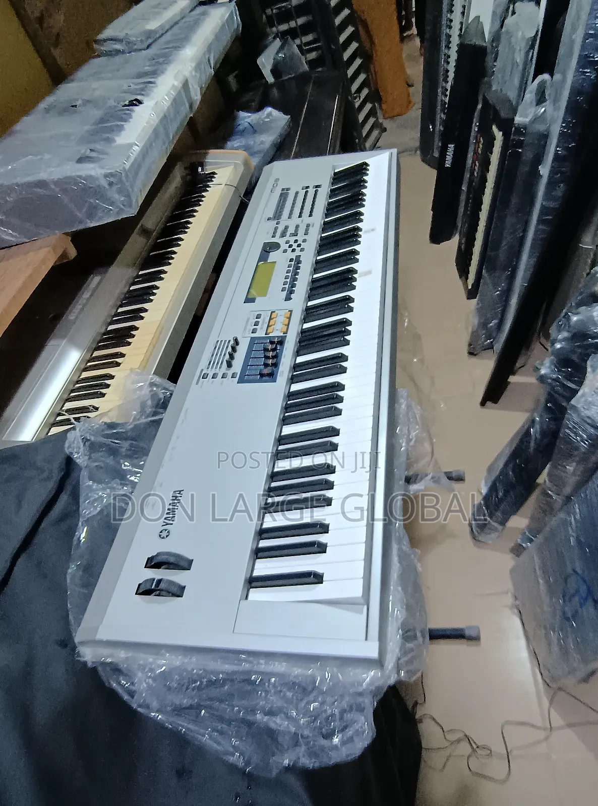 Yamaha Mo8 Keyboard