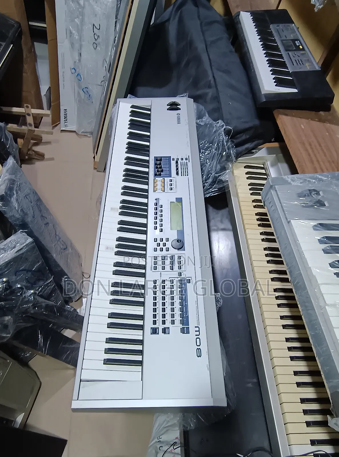 Yamaha Mo8 Keyboard