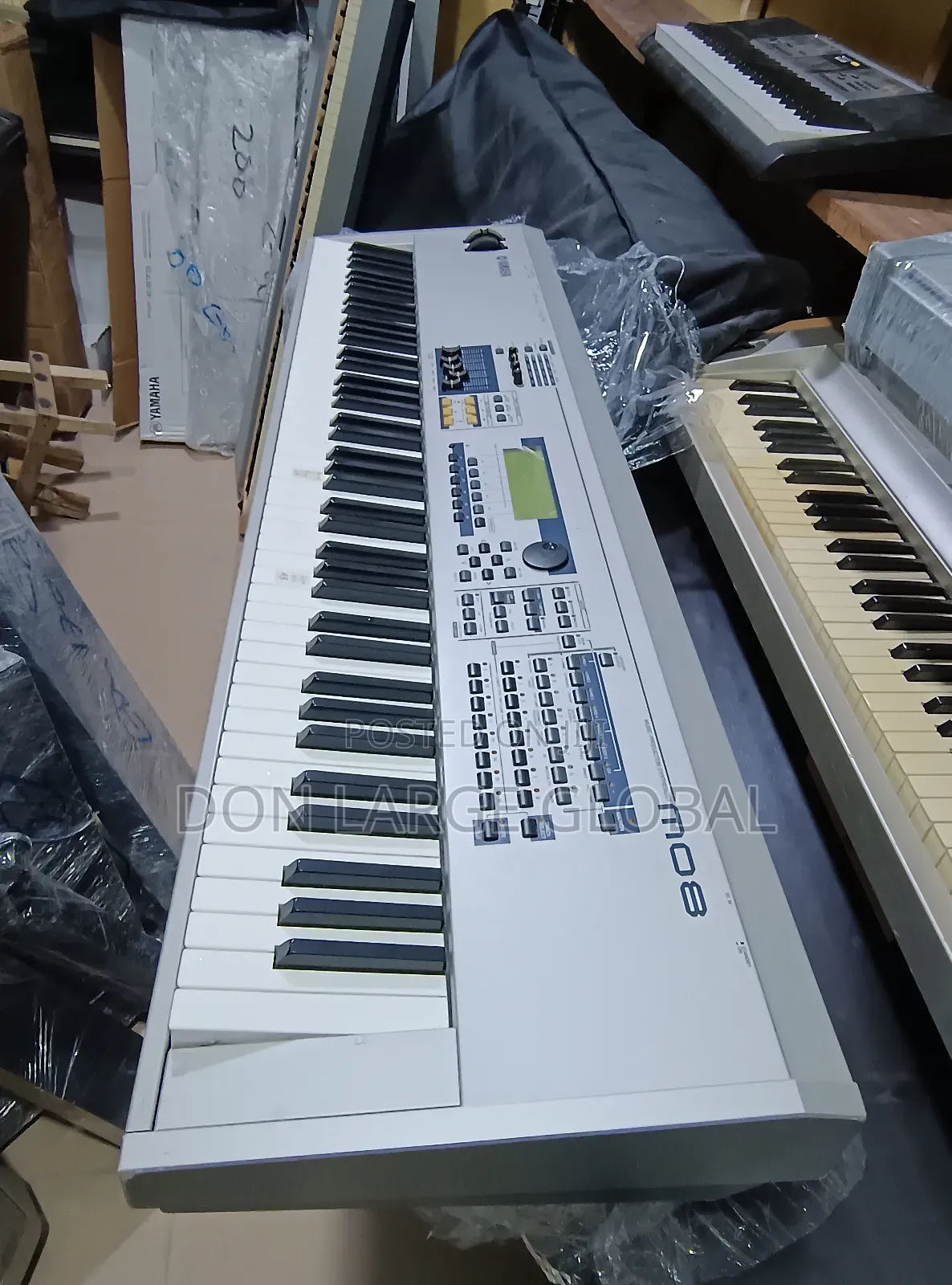 Yamaha Mo8 Keyboard