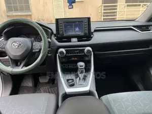 Toyota RAV4 XLE 2022 Gray