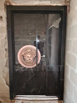 V Royal Door
