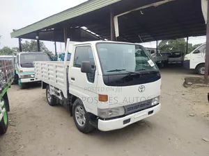 Toyota Dyna 100 White Truck