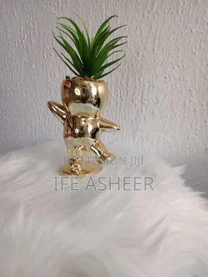 Gold Flower Vase for Shelves/Tables 01