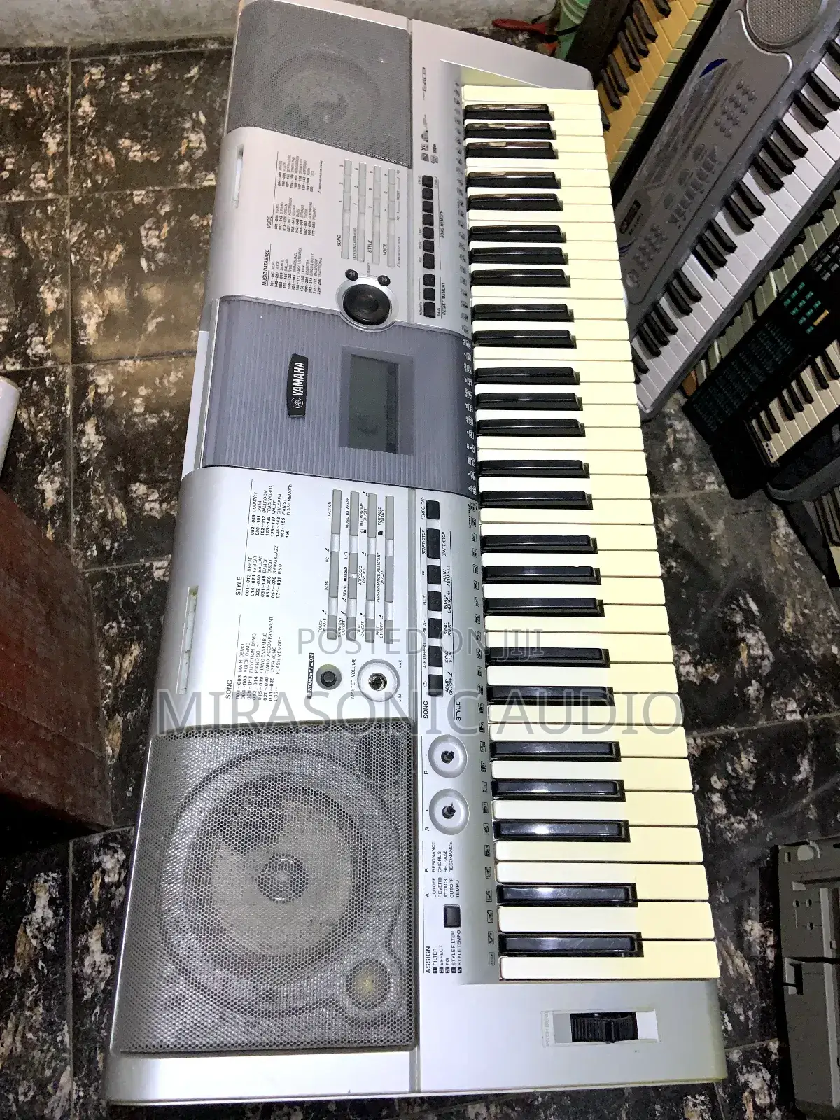 Yamaha E403 Electronic Keyboard