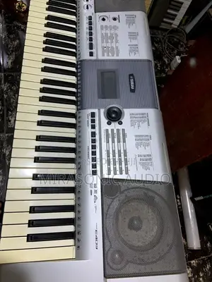 Yamaha E403 Electronic Keyboard