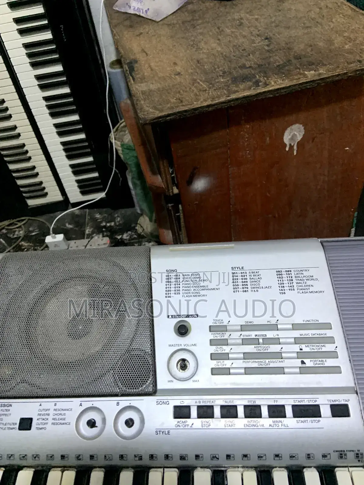 Yamaha E403 Electronic Keyboard