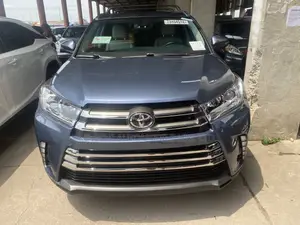 Toyota Highlander XLE 4x4 V6 (3.5L 6cyl 8A) 2018 Blue