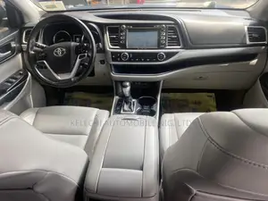 Toyota Highlander XLE 4x4 V6 (3.5L 6cyl 8A) 2018 Blue