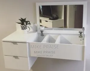 Quality Table With A Dressing Mirror
