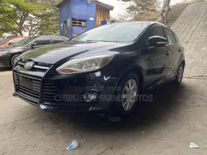 Ford Focus SE Hatchback FWD (2.0L 4cyl 5M) 2012 Black