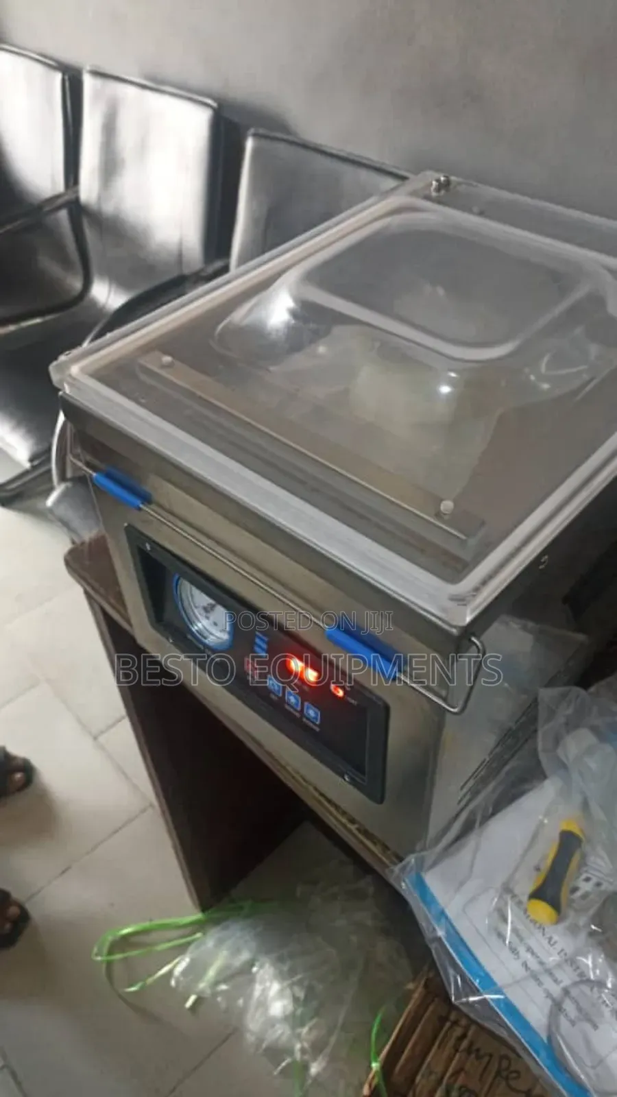 Vacuum Sealing Packaging Machine.