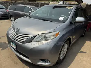 Toyota Sienna XLE AWD 7-Passenger 2013 Silver