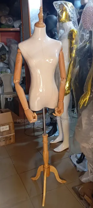 Female Body Form With Flexible And Adjustable Wooden Hands