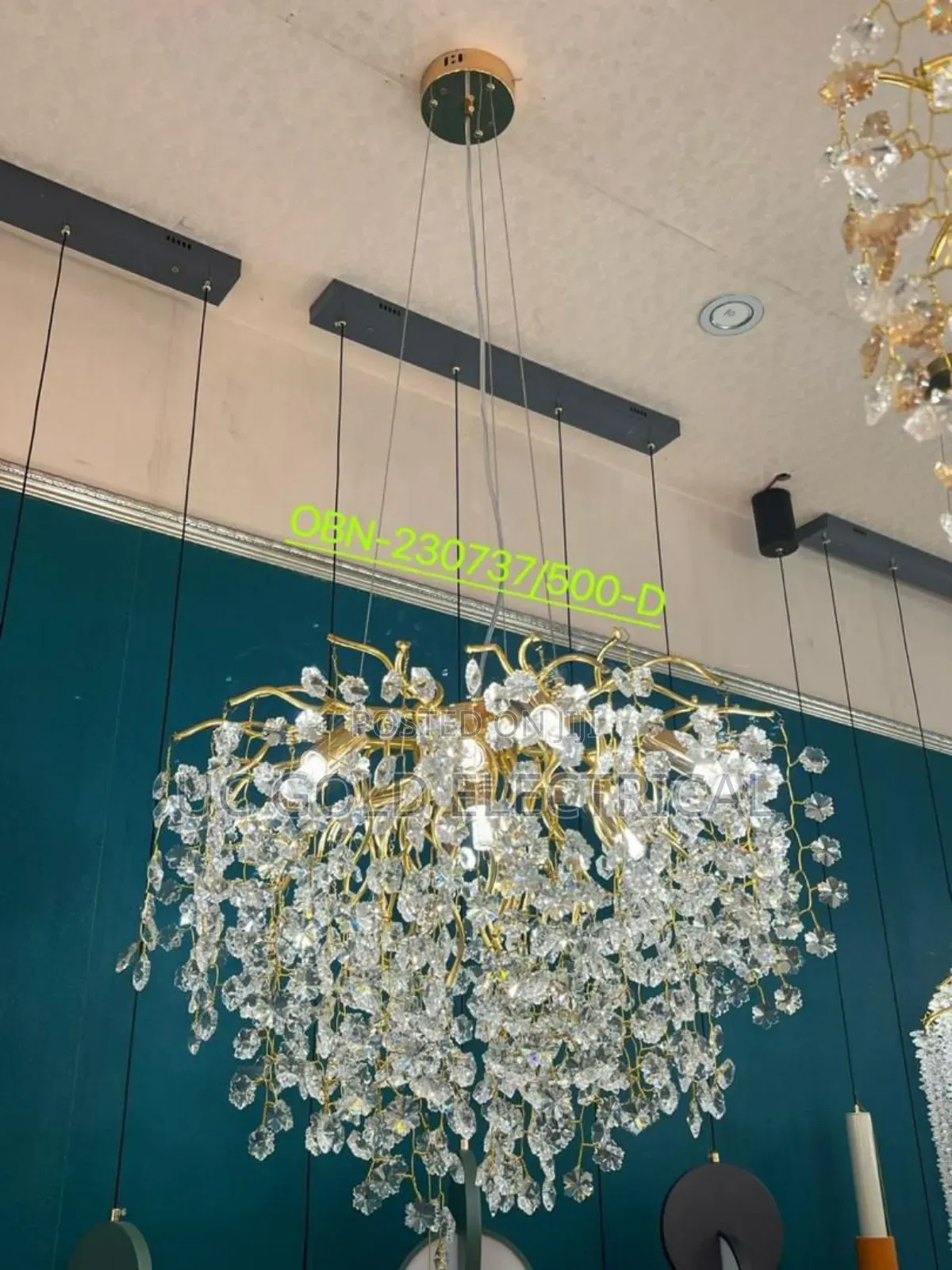Luxurious Crystal Chandelier