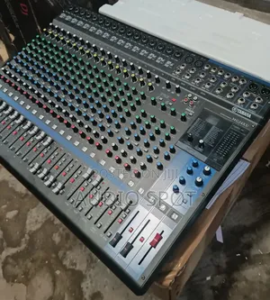 Yamaha Mg-24xu Professional Console Mixer