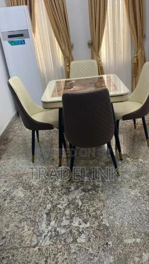 Agreeable 4 Seater Dinning Table