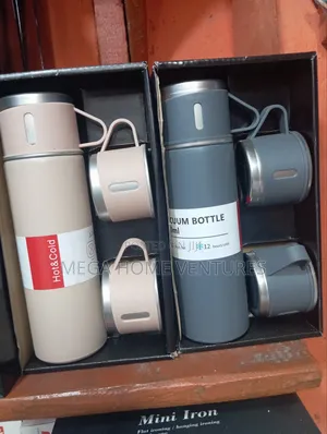 Vacuum Flask With Three Cups
