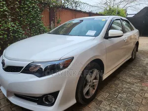 Toyota Camry SE 4dr Sedan (2.5L 4cyl 6A) 2013 White