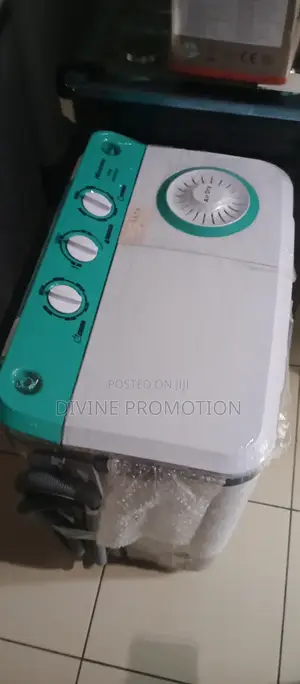5kg Hisense Twin Top Washing Machine, Wash and Spin.