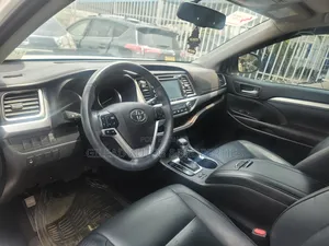 Toyota Highlander XLE 4x2 V6 (3.5L 6cyl 8A) 2017 White