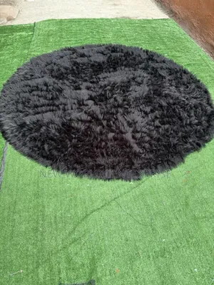 Modern Black Colour Round Shape Fur Rug 5.5 Feets Size