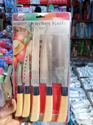 Set of Knives and Chopping Board