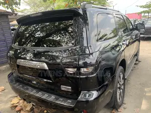 Toyota Sequoia Platinum 4dr SUV 4WD (5.7L 8cyl 6A) 2017 Black