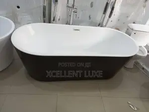 Black and White Free Standing Bathtub