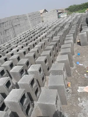 Strong and Vibrated Blocks