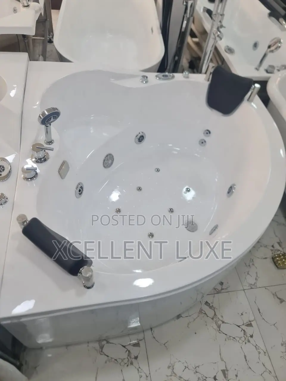 Angle Round Jacuzzi