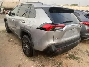 Toyota RAV4 XLE AWD 2019 Silver