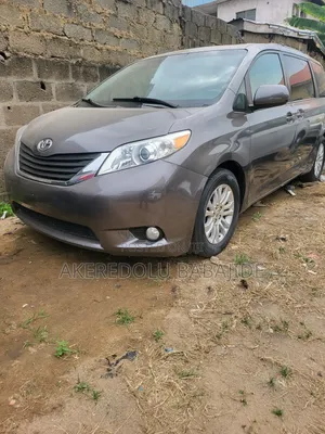 Toyota Sienna XLE 8-Passenger 4dr Minivan (3.5L 6cyl 6A) 2014 Green