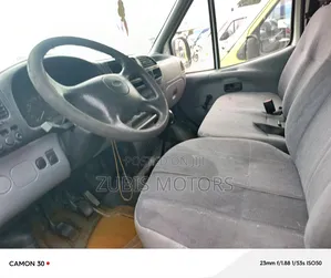 Ford Transit 2000 Orange