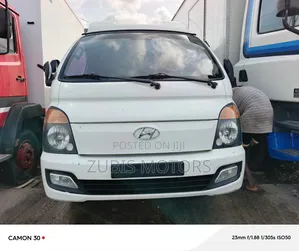 Hyundai Universe 2000 White