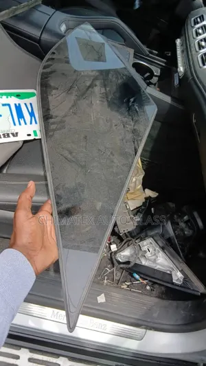 Ml350 2013 Rear Vent Glass Available We Deliver Install