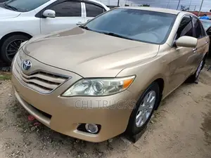 Toyota Camry LE V6 4dr Sedan (3.5L 6cyl 6AM) 2010 Gold