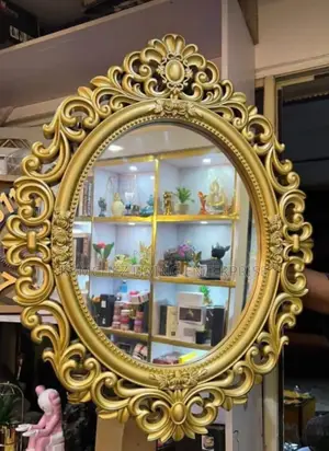 Luxury Oval Gold-Framed Mirror – Timeless Decorative Accent